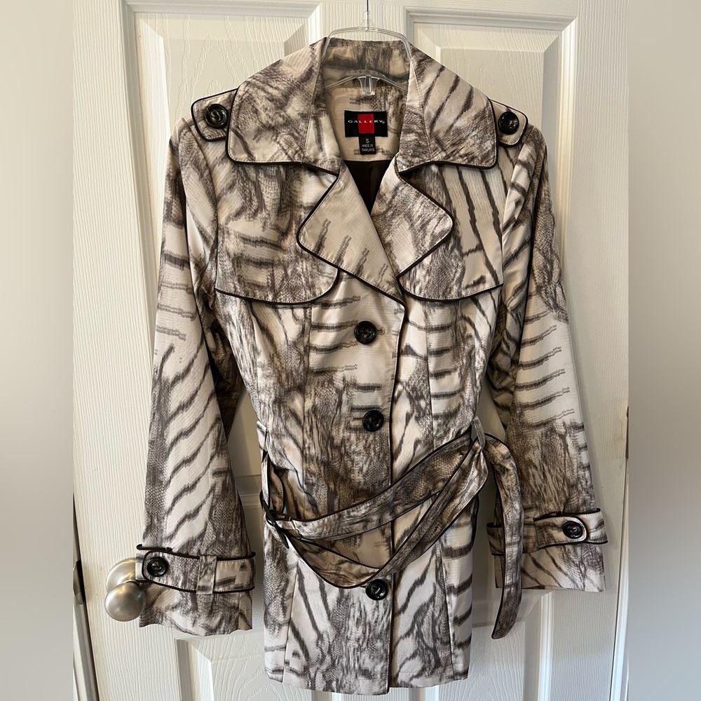 Gallery Women’s Small Printed Button Down Rain Coat.